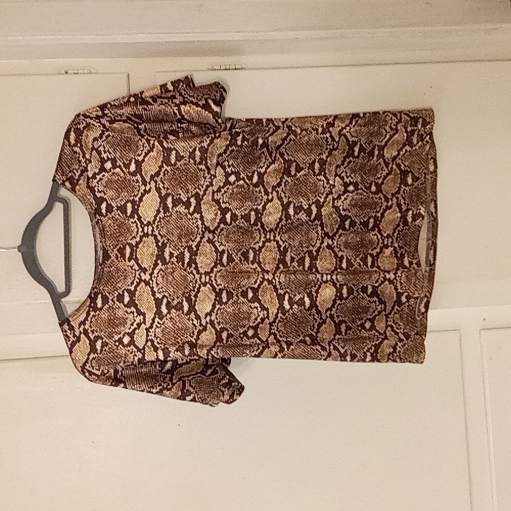 SML sport  snake print stretchy sliky tee size L